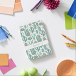 Weichteilkaktus, grünes, weißes Muster, Monogramm iPad Mini Hülle<br><div class="desc">Ein schick weißer Hintergrund mit einem skurrilen Muster aus gemalten Kakteen, Kakteen, Sukkulenten und roten und grünen Herzen. Für Jugendliche und Frauen. Personalisieren Sie Ihren Namen und fügen Sie ihn hinzu. Der Name ist mit einem großen, modernen, handgeschriebenen Stil geschrieben. Grüne Buchstaben. Um die Swashes behalten, löschen Sie nur den...</div>