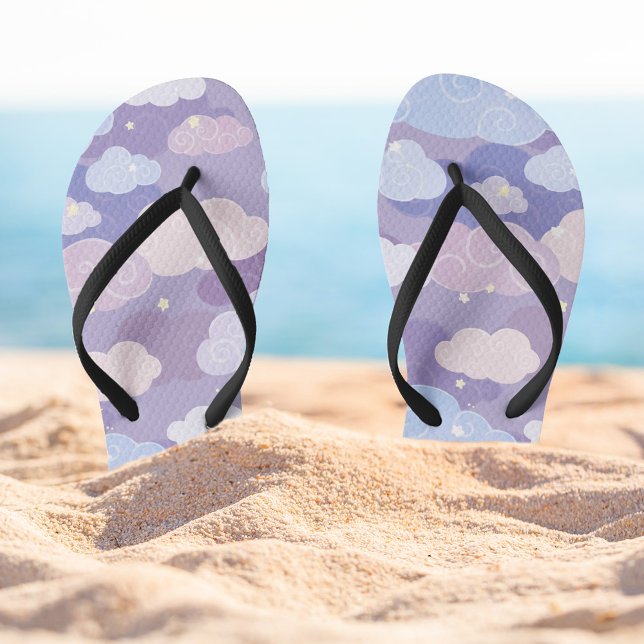 Weichteilwolken und Sternenmuster Flip Flops (Whimsical Purple Sky & Clouds Pattern Flip-flops)