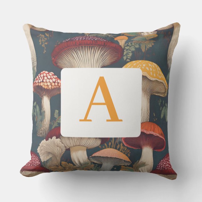 Weichtönes Botanisches Pilzmuster mit Monogramm Kissen (Vorderseite)