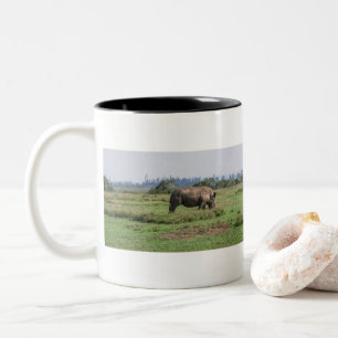 Weide des weißen Rhino auf afrikanischen Graslands Zweifarbige Tasse