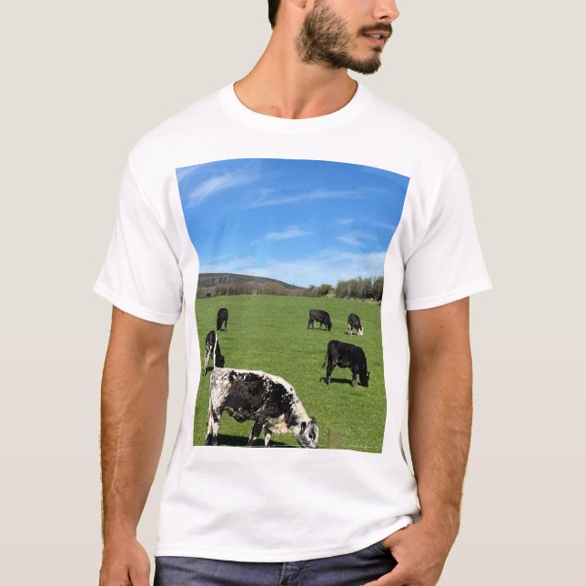 Weide im grünen Feld T-Shirt (Vorderseite)