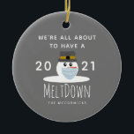 Weihnachten 2021 Meltdown Snowman Family Monogram Keramik Ornament<br><div class="desc">Mit diesem Weihnachtsschmuck aus dem Jahr 2021 fügt die Meltdown-Familie ein wenig Spaß in die Ferien. Das moderne komische Design ist beiderseits mit einem schmelzenden Schneemann, der eine Covid 19 Gesichtsmaske trägt, und einem lustigen Sprichwort: "Wir sind alle dabei, eine Kernschmelze zu haben" in fett weißer Schrift. Anpassbarer grauer Hintergrund....</div>