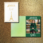 Weihnachten a Paris no2 Folienkarte<br><div class="desc">Eine fröhliche grün-goldene Weihnachten-Karte mit vier verschiedenen Designsektionen! Eine ist ein Farbdruck innerhalb der Karte. Eine kleine Vintage Dame ist mit einer Kappe und einem grünen Pelzmantel gekleidet. Befriedigt auf einem Sitz in Paris. In der Ferne liegt der Eiffelturm! Joyeux Noël ist Franzose für "Frohe Weihnachten". 2. Im Inneren der...</div>