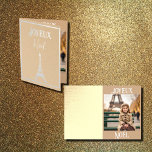 Weihnachten a Paris no3 Fossilienkarte Folienkarte<br><div class="desc">Eine fröhliche beige und silberne Weihnachten-Karte mit vier verschiedenen Designsektionen! Eine ist ein Farbdruck innerhalb der Karte. Eine kleine Vintage Dame ist mit einem Kappe und beigem Pelzmantel gekleidet. Befriedigt auf einem Sitz in Paris. In der Ferne liegt der Eiffelturm! Joyeux Noël ist Franzose für "Frohe Weihnachten". 2. Im Inneren...</div>