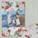 Weihnachten Blume Personalisiertes Foto Puzzle<br><div class="desc">Erstellen Sie Ihr eigenes Puzzle mit einem Ihrer Lieblings-Fotos. Ihr Bild ist gerahmt mit winterlichen Blume und Blättern inklusive Poinsettia, Weißrosen, Beeren und Kiefern. Der Text ist in rot, pinselskripttypografie geschrieben und ist vollständig editierbar. Es liest derzeit frohe Weihnachten und das Jahr.</div>