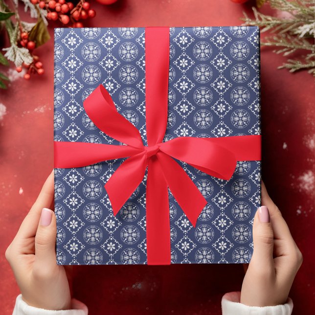 Weihnachten Einfache Rote Schneeflocke Festlich Geschenkpapier (Navy blue snowflake pattern wrapping paper.)