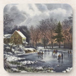 Weihnachten, Frühe Winter Skater auf Teich Untersetzer<br><div class="desc">Vintage Illustration Frohe Weihnachtsbilder ursprünglich von Ives veröffentlicht mit dem Titel Early Winter. Dieses Design bietet Menschen Eis Skaten auf einem gefrorenen Teich im Wald im Winter. Auf der anderen Seite des Sees befindet sich ein Gebäude und auf dem Boden Schnee.</div>