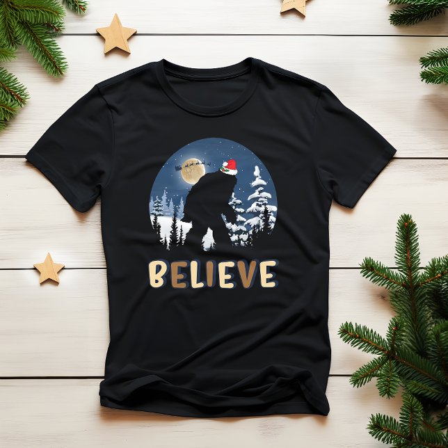 Weihnachten glauben Funny Bigfoot Ugly Xmas T-Shirt (Von Creator hochgeladen)