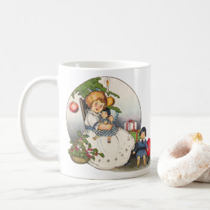 Weihnachten, glückliches Mädchen spielen mit Puppe Tasse