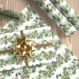 Weihnachten Holly und Pine Chickadees Geschenkpapier
