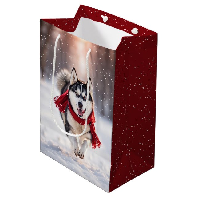 Weihnachten Husky mit rotem Scarf Mittlere Geschenktüte (Vorderseite Schrägansicht)