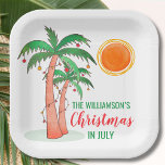 Weihnachten im Juli Party Personalisiert Pappteller<br><div class="desc">Feiern wir Weihnachten im Juli mit einem Party! Laden Sie Ihre Familie und Freunde zu einem Weihnachtsfest ein und dekorieren Sie es mit diesen Tellern aus dem Inselstil mit handgezeichnet Palmen,  die mit Lichtern dekoriert sind. Einfach mit Ihrem Namen anpassbar. Original Wasserfarbe © Michele Davies.</div>