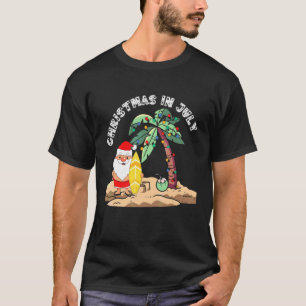 Weihnachten im Juli Santa hält Surfbrett auf Trop T-Shirt