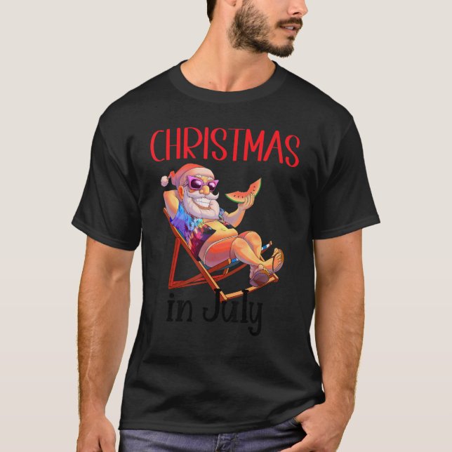 Weihnachten im Juli Weihnachtsmann auf Strandstuhl T-Shirt (Vorderseite)