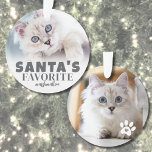 Weihnachten im liebsten Cat-Foto des Weihnachtsman Ornament<br><div class="desc">Personalisiertes "Santa's Lieblings" Cat Foto Ornament. Mit diesem niedlichen und witzigen Katzenschmuck, der perfekt zum Feiern eines schelhaften Kätzchens oder eines geselligen Kätzchens geeignet ist, verleihen Sie Ihrem Urlaubsdekor eine spielerische Touch. An der Vorderseite steht "Der Favorit des Weihnachtsmannes" und der Name Ihrer Katze, was den einzigartigen Charme Ihres Katzen...</div>