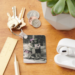 Weihnachten im Vintage-Stil, beste Freunde auf Ski Schlüsselanhänger