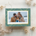 Weihnachten karierte Salbei-Gold-Ein-Foto-Familie Folien Feiertagskarte<br><div class="desc">Die elegante und stilvolle Weihnachtskarte aus einem Foto ist der ideale Weg, um Freunden und der Familie einen angenehmen Urlaub zu bereiten. Mit einem traditionellen festlichen Urlaub kariert in Folie vor einem schlauen grünen Hintergrund, der einen Single horizontalen Foto umrahmt, verfügt diese Karte auch über zwei Textspots, die Sie mit...</div>