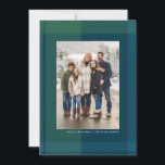 Weihnachten kariertes Foto<br><div class="desc">Mit einer kühnen Marinekarte und grünem kariertem Hintergrund ist diese vertikale Urlaubsfotokarte ein ganz klassischer und festlicher Weg, Weihnachtsjubeln zu schenken. Diese Urlaubskarte verfügt über ein Foto und auf dem klassischen Musterhintergrund auf der Vorderseite über einen anpassbaren Text. Die Rückseite hat zwei weitere Fotos und Platz für mehr Text, kann...</div>