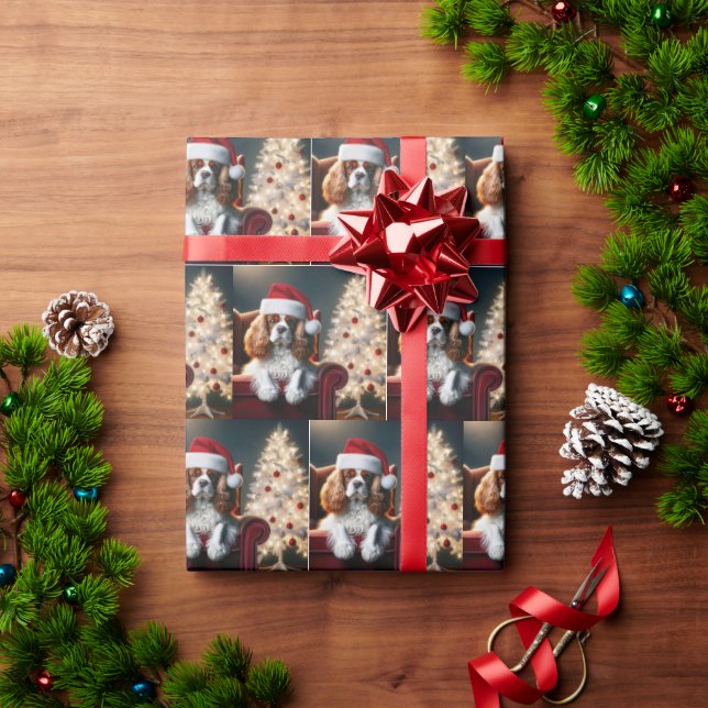 Weihnachten König Charles Spaniel auf einem roten  Geschenkpapier (Feiertagsgeschenk)