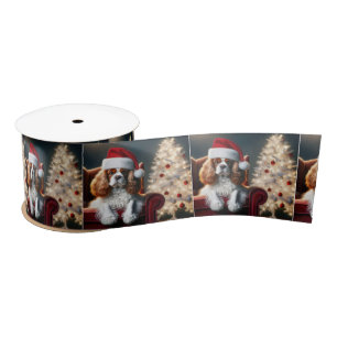 Weihnachten König Charles Spaniel auf einem roten Satinband
