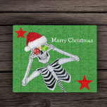 Weihnachten Lachend Skelett Ornamente Augen Sterne Puzzle<br><div class="desc">Dieses Puzzle aus Acryljig hat ein lachendes Skelett mit einer Weihnachtsmannmütze,  die rote und grüne Schneeflocken auf einem grünen Hintergrund mit goldenen Flecken und zwei roten Sternen hält. Passen Sie den frohen Weihnachtstext mit der Vorlage an.</div>