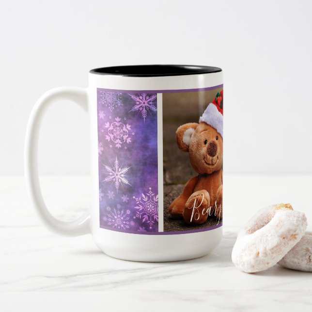 Weihnachten (Lila Schneeflocken) Zweifarbige Tasse (Mit Donut)