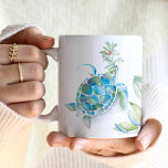 Weihnachten Meer Schildkröten Meer & Grüße Kaffeetasse<br><div class="desc">Die Weihnachtskaffee-Tasse am Strand ist mit einer Aquarellschildkröte mit Grünpflanzen und roten Beeren ausgestattet. Die Wörter "Seas & Greetings" sind Set in trendiger Schrift-Typografie. Eine charmante Wahl für Ihren Urlaub Dekoration oder als BESTE FREUNDIN Geschenk für den Schildkrötenliebhaber in Ihrem Leben. Klicken Sie, um das komplette Weihnachtsthema zu sehen. Einzigartige...</div>