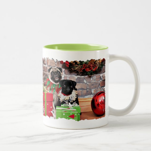 Weihnachten - Mops - Gänseblümchen Mae und Lilie Zweifarbige Tasse (Rechts)