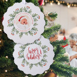 Weihnachten Nanny Granddad Foto Berries Ornament Karte<br><div class="desc">Erste Weihnachten als Gruscha und Granddad Foto Berries. Ein einzigartiges Ornament und eine Karte, um die Herzen der Großeltern zu erwärmen, mit einem Foto ihres neuen Enkels in der Mitte, mit einer kreisförmigen Maske und Namen und Jahr, die Sie leicht in einem runden Rahmen von Wintergrün und Beeren personalisieren können,...</div>