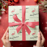 Weihnachten Niedlich farbenfroh rosa Flamingo Cust Geschenkpapier<br><div class="desc">Dieses Design zeigt einen Weihnachtsurlaub niedlichen bunten Rosa,  mit fröhlicher Weihnachtskalligraphie,  einem schicken festlichen lustigen whimsical einzigartig,  einem tropischen Strand pink flamingo Vogel,  einer Weihnachtsreihe Lichter,  einer lustigen coolen schicken Girls,  einer individuellen Verpackung Papier,  ein Weihnachtsgeschenk Packpapier,  ein stilvolles trendisches Kalligraphie-Skript,  mit einem niedlich rosa Weihnachtsflamingo Packung</div>