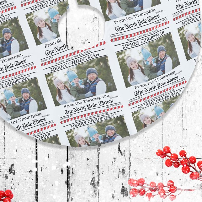 Weihnachten Niedliches Foto Whimsical Newspapier M Polyester Weihnachtsbaumdecke (Cute Christmas newspaper typography photo design tree skirt.)