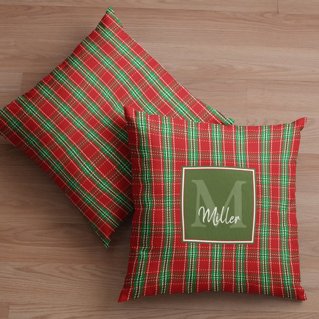 Weihnachten Rustikale Monogram Grüner Feiertag Kar Kissen (Red and green monogram plaid throw pillow. )