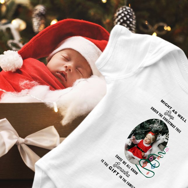 Weihnachten schlafen unter dem Baum Baby erste Wei Strampler (Christmas Might As Well Sleep Under The Christmas Tree Cute Photo Baby First Xmas Baby Bodysuit)