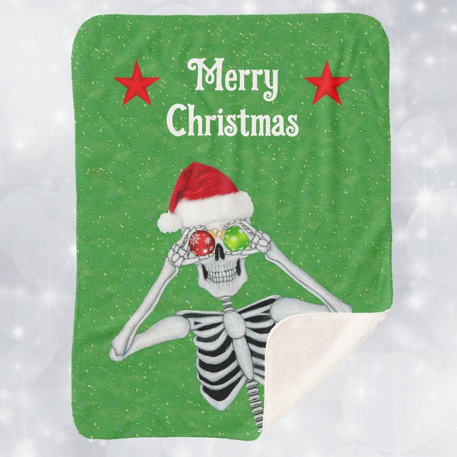 Weihnachten Skelett Ornament Eyeballs Rote Sterne Sherpadecke (Funny skeleton ornament eye balls Santa hat red stars on Merry Christmas green sherpa blanket.)