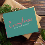 Weihnachten | Stilvolle Trendy Forest Green<br><div class="desc">Einfache,  stilvolle "Weihnachten mit dem ()" zitieren gefaltete Urlaubskarten in moderner minimalistischer Typografie in festlichem Rot und Weiß auf grünem Hintergrund. Das Design kann leicht mit Ihrem Familiennamen,  Jahr oder eigenen besonderen Gruß für super niedliche Urlaubsvibes personalisiert werden!</div>