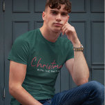 Weihnachten | Stilvolle Trendy Forest Green T-Shirt<br><div class="desc">Einfach,  stilvoll "Weihnachten mit dem ()" Zitat bedeutet T - Shirt in moderner minimalistischer Typografie in festlichem Rot,  Weiß und Grün. Das Design kann leicht mit Ihrem Familiennamen,  Jahr oder eigenen besonderen Gruß für super niedliche Urlaubsvibes personalisiert werden!</div>
