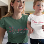 Weihnachten | Stilvolle Trendy Forest Green T-Shirt<br><div class="desc">Einfache,  stilvolle "Weihnachten mit dem ()" zitieren Frauen T - Shirt in modernen minimalistischen Typografie in festlich rot,  weiß und grün. Das Design kann leicht mit Ihrem Familiennamen,  Jahr oder eigenen besonderen Gruß für super niedliche Urlaubsvibes personalisiert werden!</div>