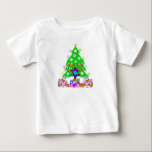 Weihnachten und Chanukah Baby T-shirt<br><div class="desc">Weihnachten und Hanukkah Weihnachtsgeschenke und Kleidung für Familien,  die beide Feiertage feiern,  mit einem Weihnachtsbaum,  jüdischen Star und Chanukah menorah. Glückliche Ferien von Bonfire Designs!</div>