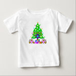 Weihnachten und Chanukah Baby T-shirt<br><div class="desc">Weihnachten und Hanukkah Weihnachtsgeschenke und Kleidung für Familien,  die beide Feiertage feiern,  mit einem Weihnachtsbaum,  jüdischen Star und Chanukah menorah. Glückliche Ferien von Bonfire Designs!</div>