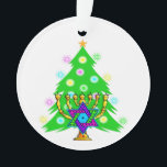 Weihnachten und Chanukka Ornament<br><div class="desc">Die Aufmachung von von Weihnachtenbaum und menorah mit jüdischem Davidsstern umgab durch Feiertagsgeschenke auf Grußkarten,  Porto,  Geschenkideen und Kleid für die Familie.</div>