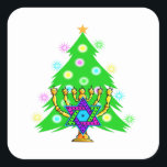 Weihnachten und Hanukkah zusammen Quadratischer Aufkleber<br><div class="desc">Mit Weihnachtsbaum und Menorah mit jüdischem Stern von david umgeben von Urlaubsgeschenken auf Grußkarten,  Porto,  Geschenkideen und Bekleidung für die Familie.</div>