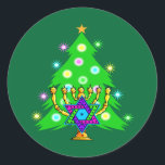 Weihnachten und Hanukkah zusammen Runder Aufkleber<br><div class="desc">Weihnachten und Hanukkah auf Geschenken für interreligiöse Familien,  die die Freude an Weihnachten und die Schönheit von Chanukah feiern. Mit Weihnachtsbaum und Menorah mit jüdischem Stern von david umgeben von Urlaubsgeschenken auf Grußkarten,  Porto,  Geschenkideen und Bekleidung für die Familie.</div>