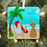 Weihnachten, Weihnachten und Rentiere am Strand  Ornament Aus Metall<br><div class="desc">Wir wünschen Ihnen ein frohes Weihnachtsfest vom Strand! Fantastische Schneeballschmuck mit handgezücktem Weihnachtsmann und Rentieren,  die am Strand sitzen und eine Pina Colada trinken.</div>