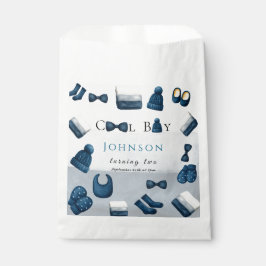 Weihnachten Winter gemütliche Junge zwei Geschenktütchen