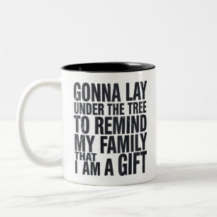 Weihnachten wird unter dem Weihnachtsbaum der Fami Zweifarbige Tasse