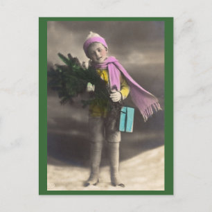 Weihnachtlicher Junge mit Baum und Geschenken im V Feiertagspostkarte