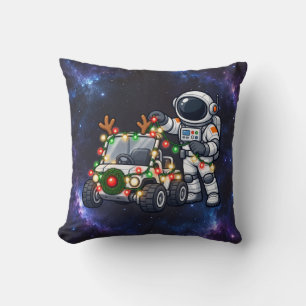 Weihnachts-Astronaut dekoriert einen Mondrover Kissen