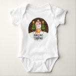 Weihnachts-Baby's First Christmas Snowman Bodysuit Baby Strampler<br><div class="desc">Ein bezauberndes Design für das erste Weihnachtsfest des Babys. In diesem Design steht "Baby's First Christmas". Illustration eines süßen Schneemanns mit einem rosa Hut und Schal. Unsere Bodysanzüge sind in verschiedenen Größen und Farben erhältlich.</div>