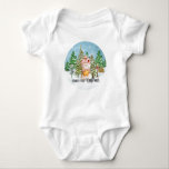 Weihnachts-Baby's First Christmas Snowman Bodysuit Baby Strampler<br><div class="desc">Ein bezauberndes Design für das erste Weihnachtsfest des Babys. In diesem Design steht "Baby's First Christmas". Illustration eines wertvollen Schneemanns,  der einen Stern vor Weihnachtsbäumen hält. Unsere Bodysanzüge sind in verschiedenen Größen und Farben erhältlich.</div>