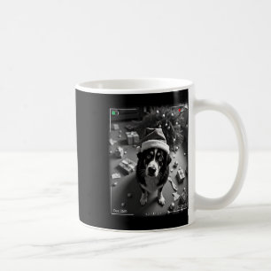 Weihnachts-Bernersennenhund auf Kamera erwischt Kaffeetasse